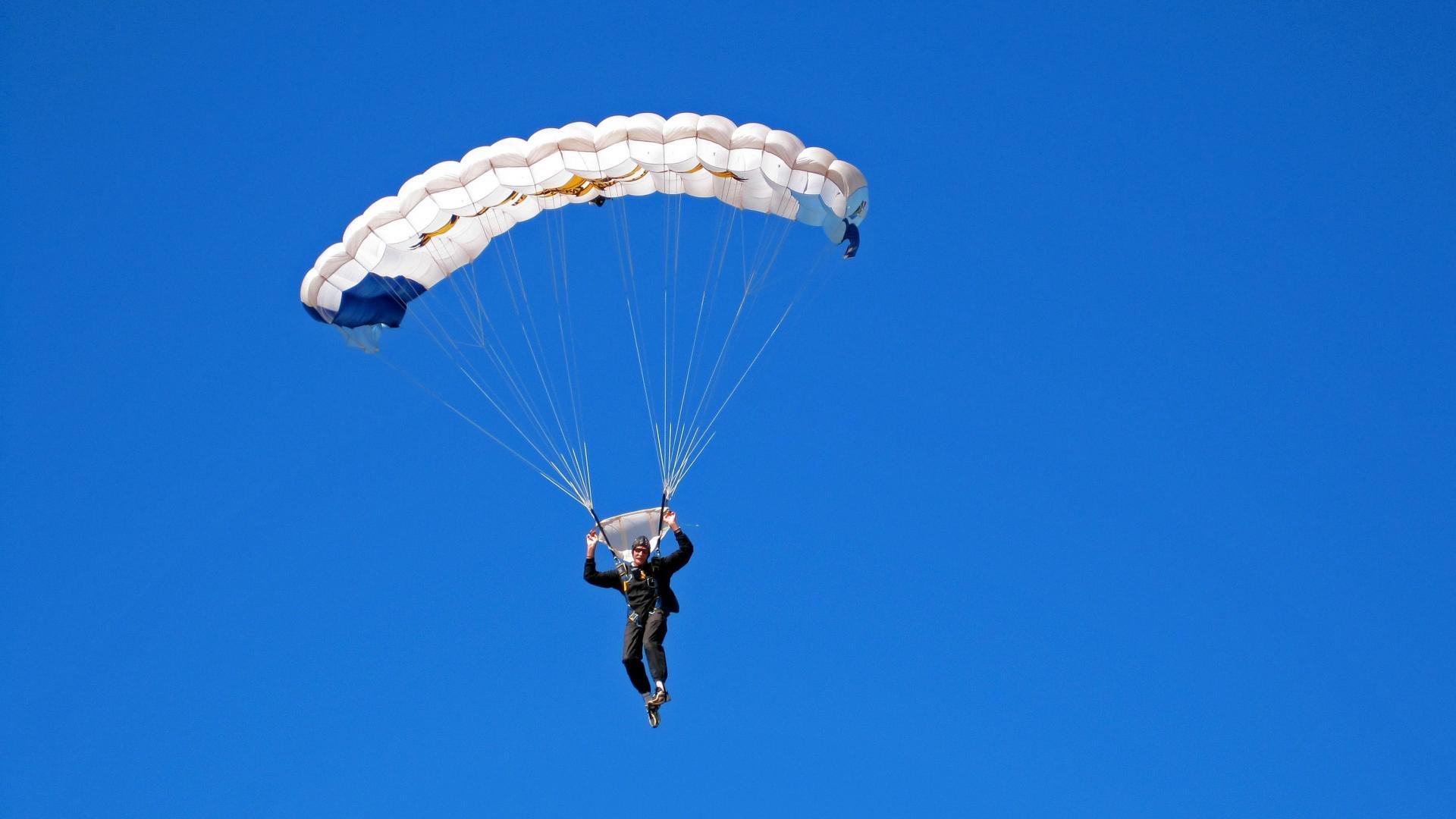 _海浪极限冲浪：迎浪而上的速度挑战_，冲浪是以海浪为动力的极限运动