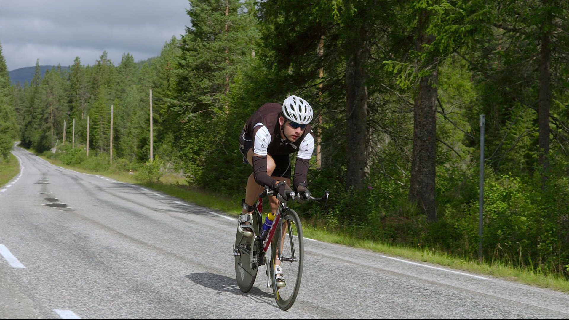 伊朗队中场罗德里格斯在巴黎奥运会上展现出强大的组织能力，伊朗总统内甲德